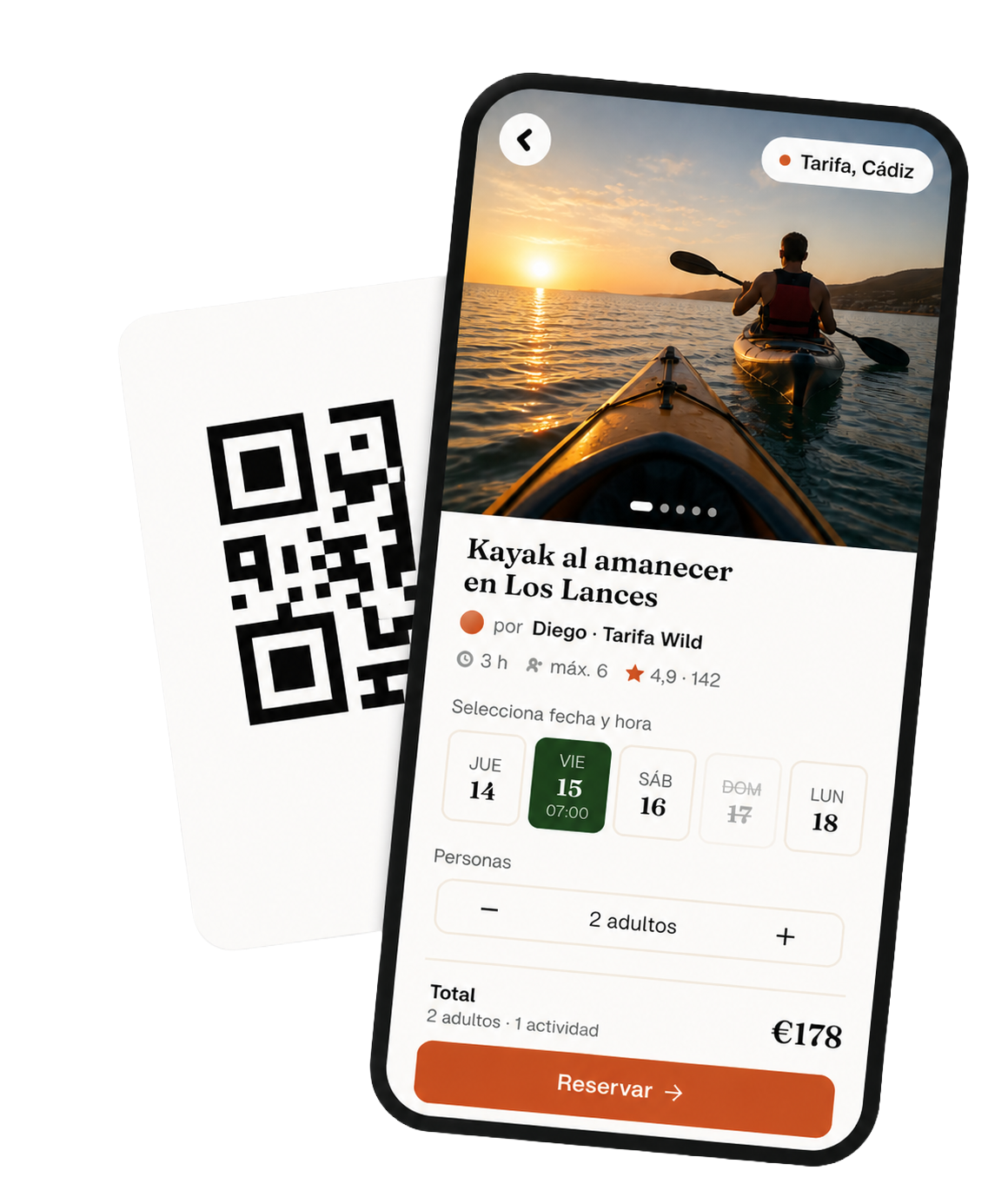 Guía turístico mostrando un código QR para que un cliente reserve su tour directamente